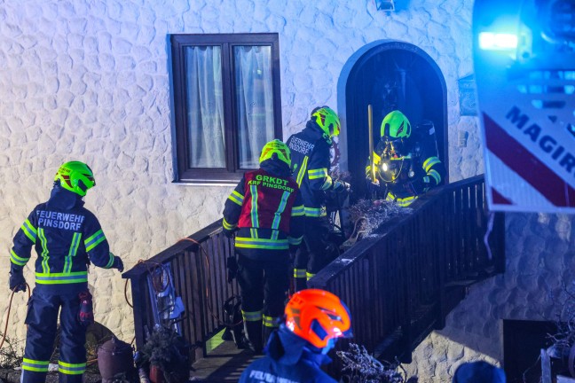 Vier Feuerwehren bei Brand im Dachboden eines Mehrfamilienhauses in Pinsdorf im Einsatz