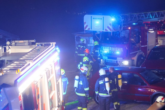 Vier Feuerwehren bei Brand im Dachboden eines Mehrfamilienhauses in Pinsdorf im Einsatz