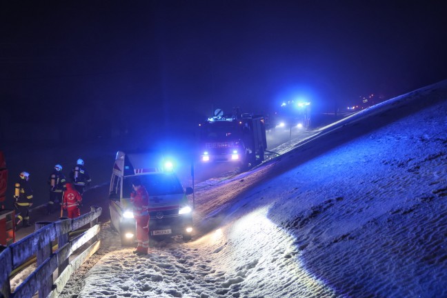 Vier Feuerwehren bei Brand im Dachboden eines Mehrfamilienhauses in Pinsdorf im Einsatz