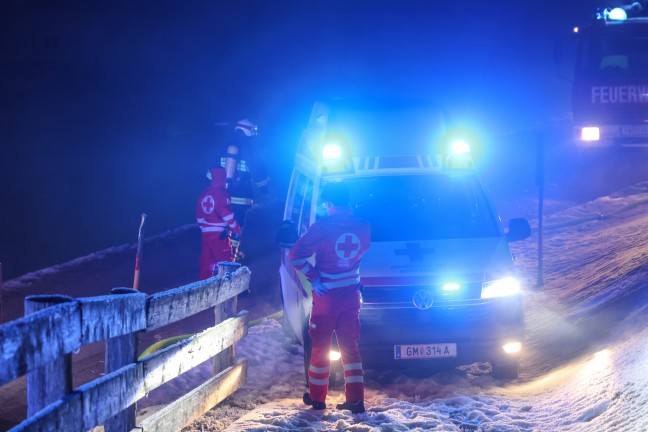 Vier Feuerwehren bei Brand im Dachboden eines Mehrfamilienhauses in Pinsdorf im Einsatz