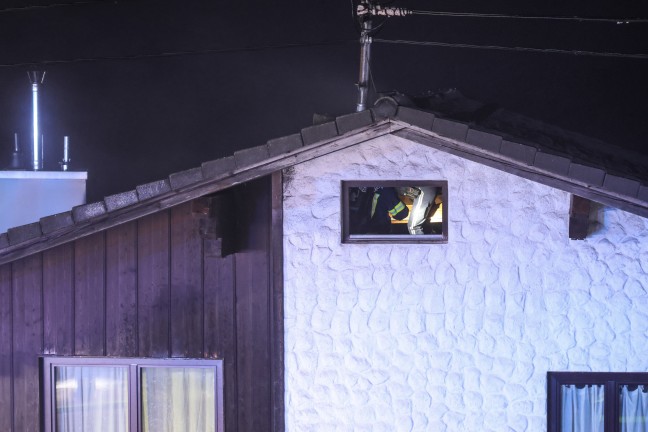 Vier Feuerwehren bei Brand im Dachboden eines Mehrfamilienhauses in Pinsdorf im Einsatz