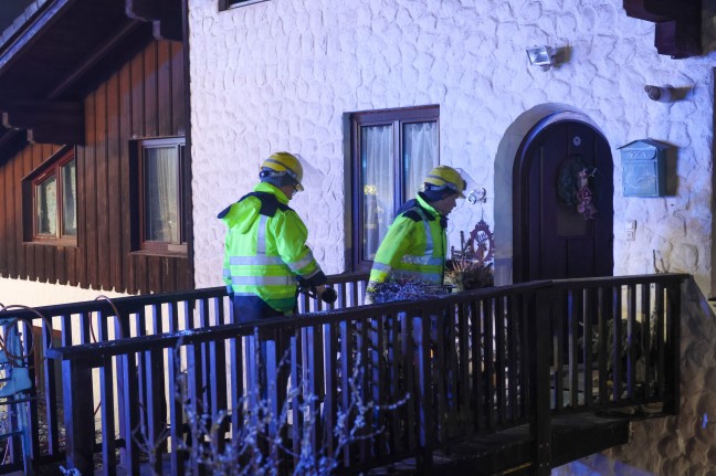 Vier Feuerwehren bei Brand im Dachboden eines Mehrfamilienhauses in Pinsdorf im Einsatz