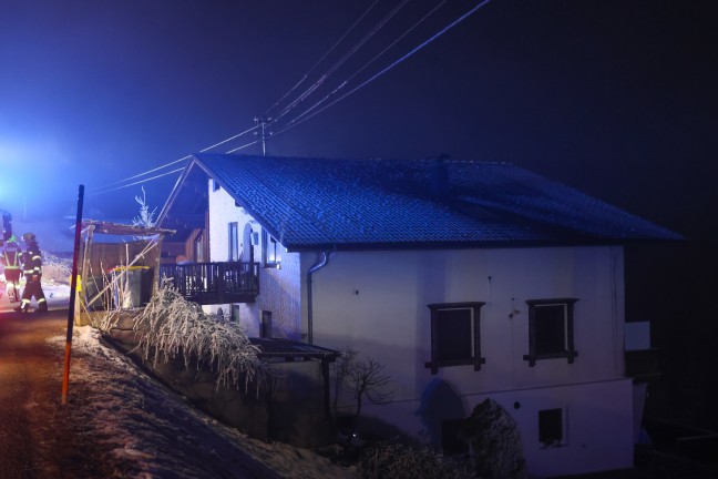 Vier Feuerwehren bei Brand im Dachboden eines Mehrfamilienhauses in Pinsdorf im Einsatz