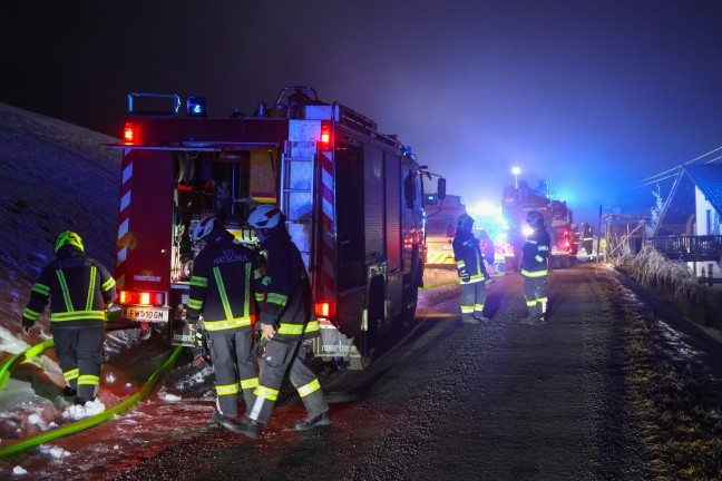 Vier Feuerwehren bei Brand im Dachboden eines Mehrfamilienhauses in Pinsdorf im Einsatz