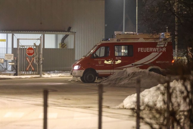 N�chtlicher Brandeinsatz im Betriebsgel�nde einer Papierfabrik in Laakirchen