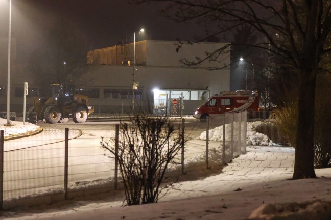 N�chtlicher Brandeinsatz im Betriebsgel�nde einer Papierfabrik in Laakirchen