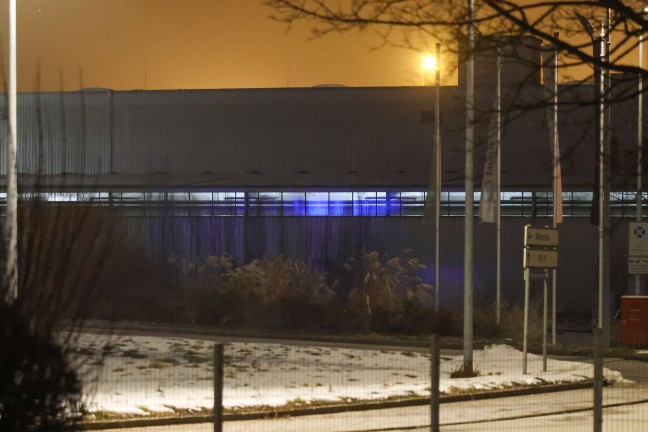 N�chtlicher Brandeinsatz im Betriebsgel�nde einer Papierfabrik in Laakirchen