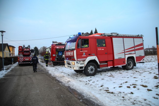 Schwierige L�scharbeiten bei Brand in einer Zwischendecke eines Wohnhauses in Marchtrenk