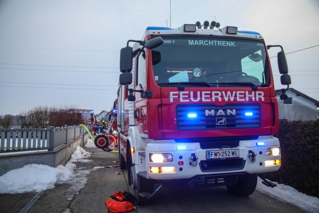 Schwierige L�scharbeiten bei Brand in einer Zwischendecke eines Wohnhauses in Marchtrenk
