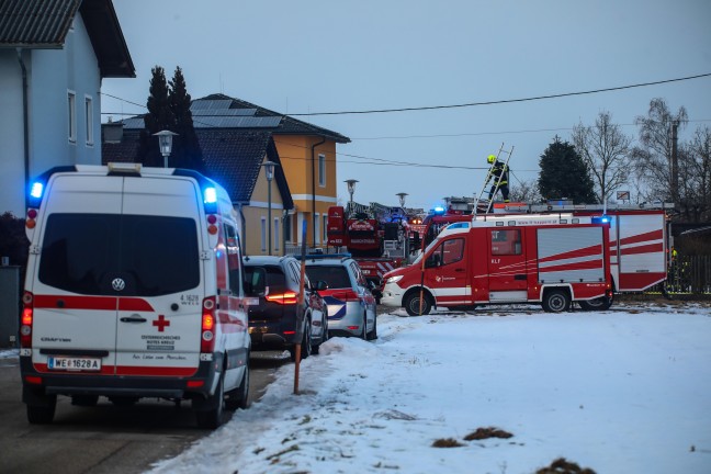 Schwierige L�scharbeiten bei Brand in einer Zwischendecke eines Wohnhauses in Marchtrenk