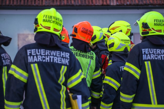 Schwierige L�scharbeiten bei Brand in einer Zwischendecke eines Wohnhauses in Marchtrenk