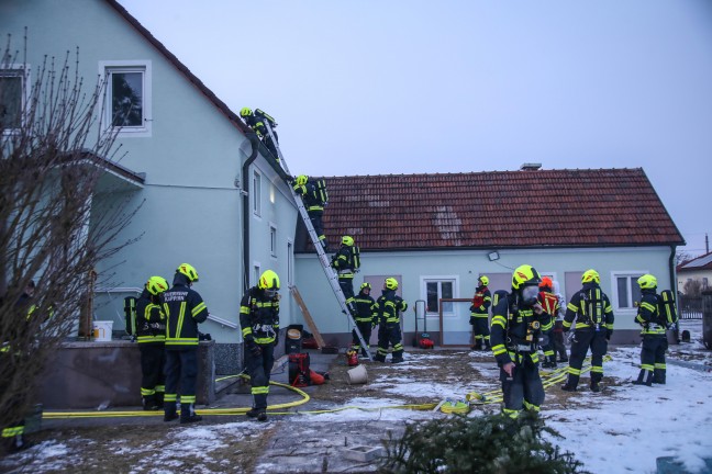 Schwierige L�scharbeiten bei Brand in einer Zwischendecke eines Wohnhauses in Marchtrenk