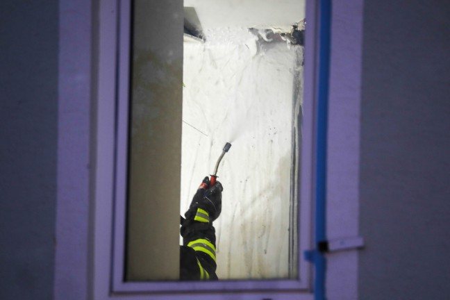 Schwierige L�scharbeiten bei Brand in einer Zwischendecke eines Wohnhauses in Marchtrenk