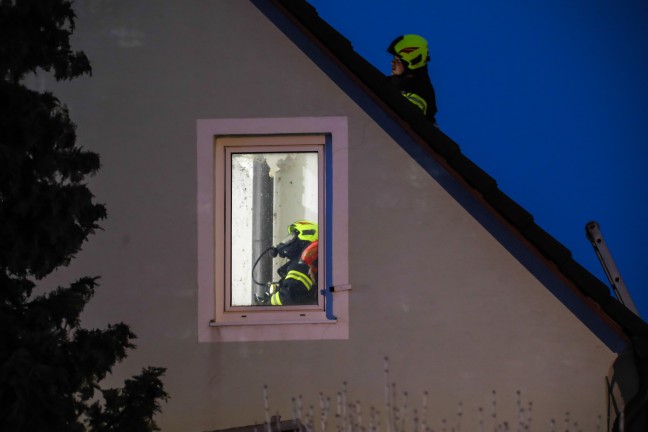 Schwierige L�scharbeiten bei Brand in einer Zwischendecke eines Wohnhauses in Marchtrenk