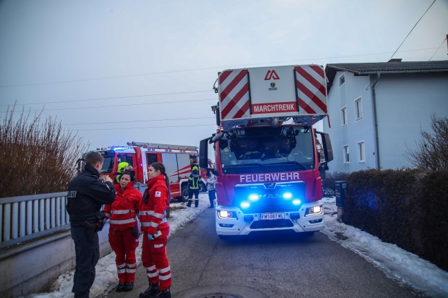 Schwierige L�scharbeiten bei Brand in einer Zwischendecke eines Wohnhauses in Marchtrenk