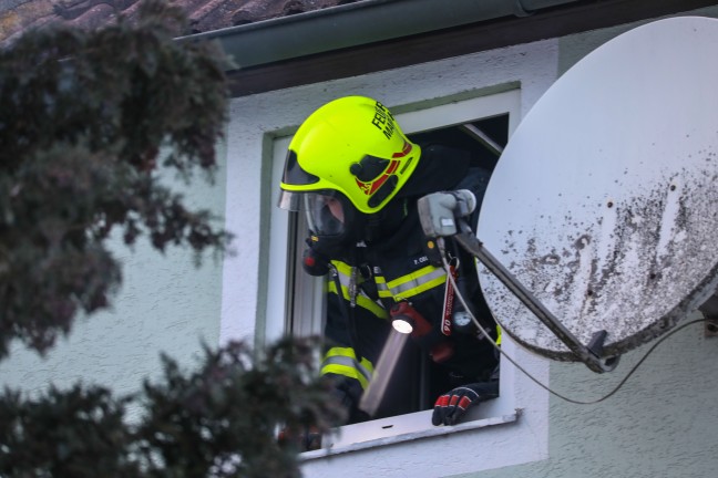 Schwierige L�scharbeiten bei Brand in einer Zwischendecke eines Wohnhauses in Marchtrenk