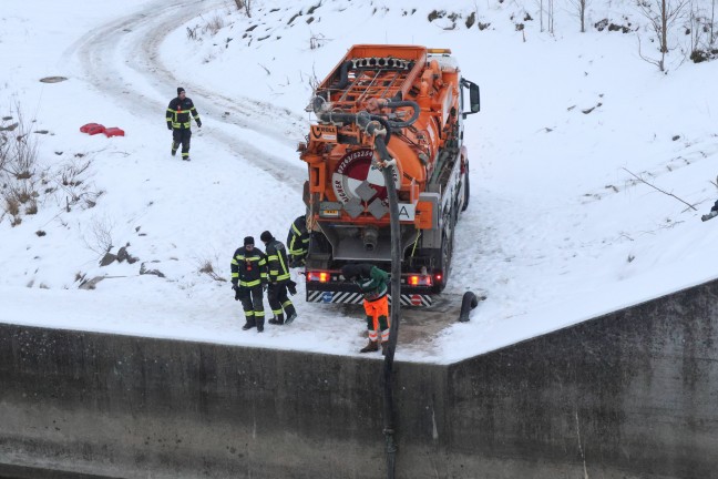 �l in der Traun: Stundenlanger Einsatz der Feuerwehr im Kraftwerksbereich bei Lambach