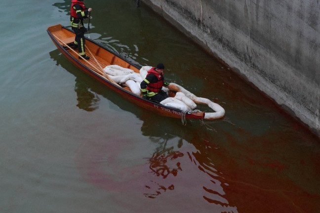 �l in der Traun: Stundenlanger Einsatz der Feuerwehr im Kraftwerksbereich bei Lambach