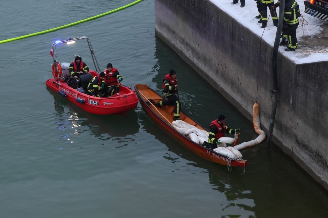 �l in der Traun: Stundenlanger Einsatz der Feuerwehr im Kraftwerksbereich bei Lambach