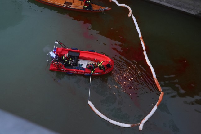 �l in der Traun: Stundenlanger Einsatz der Feuerwehr im Kraftwerksbereich bei Lambach