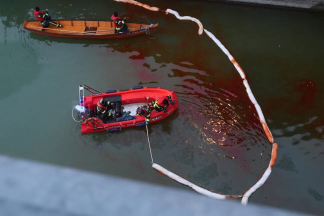 �l in der Traun: Stundenlanger Einsatz der Feuerwehr im Kraftwerksbereich bei Lambach
