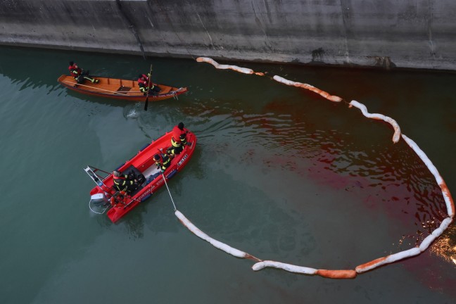 �l in der Traun: Stundenlanger Einsatz der Feuerwehr im Kraftwerksbereich bei Lambach