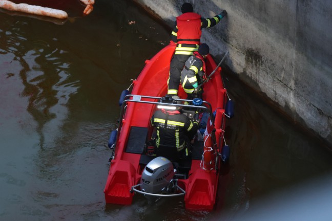 �l in der Traun: Stundenlanger Einsatz der Feuerwehr im Kraftwerksbereich bei Lambach