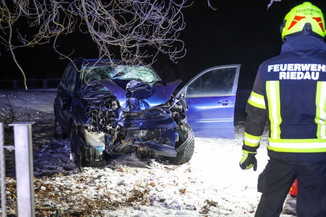 Frontalcrash gegen Baum: Schwerverletzter nach Unfall bei Riedau durch Einsatzkr�fte aus PKW befreit