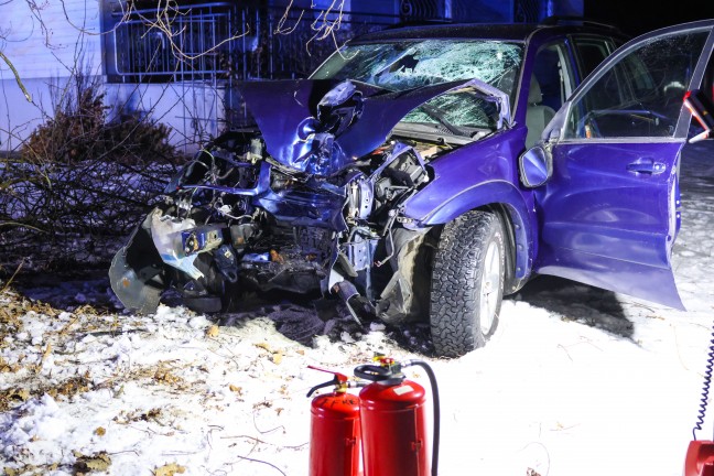 Frontalcrash gegen Baum: Schwerverletzter nach Unfall bei Riedau durch Einsatzkr�fte aus PKW befreit