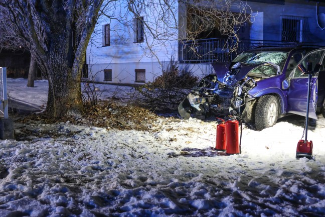 Frontalcrash gegen Baum: Schwerverletzter nach Unfall bei Riedau durch Einsatzkr�fte aus PKW befreit