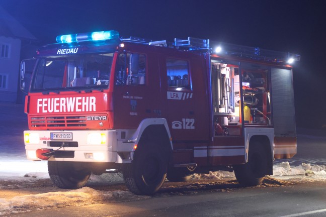Frontalcrash gegen Baum: Schwerverletzter nach Unfall bei Riedau durch Einsatzkr�fte aus PKW befreit