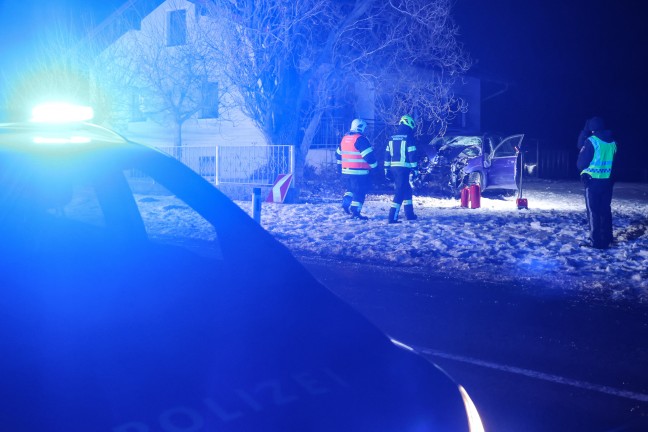 Frontalcrash gegen Baum: Schwerverletzter nach Unfall bei Riedau durch Einsatzkr�fte aus PKW befreit