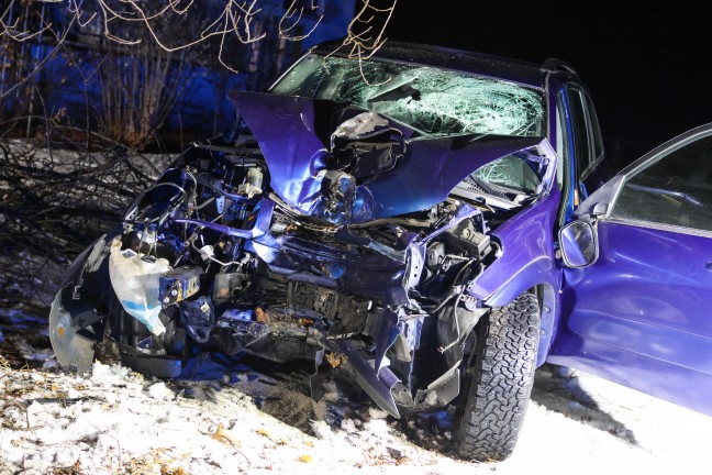 Frontalcrash gegen Baum: Schwerverletzter nach Unfall bei Riedau durch Einsatzkr�fte aus PKW befreit