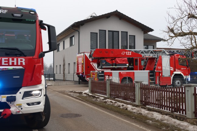 Drei Feuerwehren bei Brand eines Nebengeb�udes bei einem Wohnhaus in Vorchdorf im Einsatz