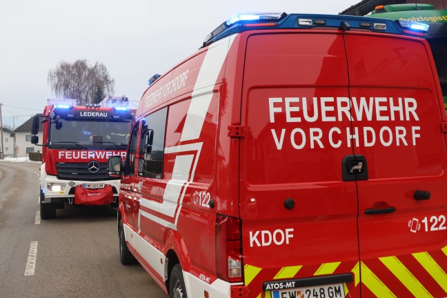 Drei Feuerwehren bei Brand eines Nebengeb�udes bei einem Wohnhaus in Vorchdorf im Einsatz
