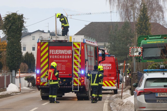 Drei Feuerwehren bei Brand eines Nebengeb�udes bei einem Wohnhaus in Vorchdorf im Einsatz