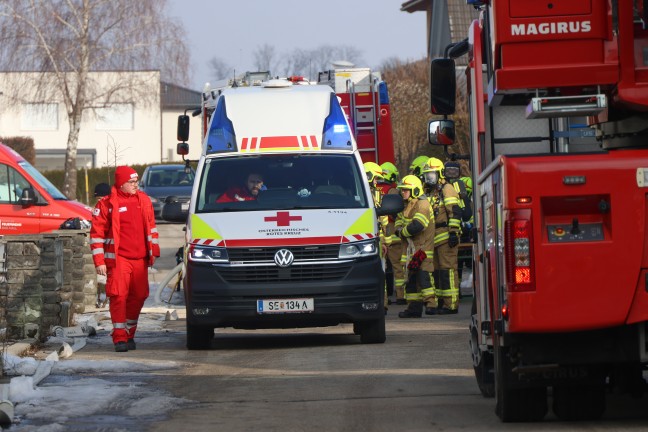 Person bei Brand in einem Wohnhaus in Bad Hall von Feuerwehr �ber Balkon ins Freie gerettet