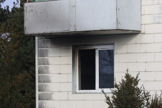 Person bei Brand in einem Wohnhaus in Bad Hall von Feuerwehr �ber Balkon ins Freie gerettet