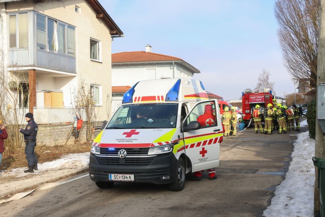 Person bei Brand in einem Wohnhaus in Bad Hall von Feuerwehr �ber Balkon ins Freie gerettet