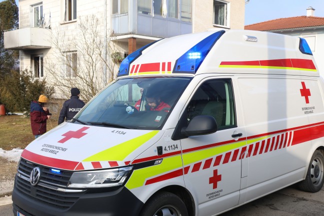Person bei Brand in einem Wohnhaus in Bad Hall von Feuerwehr �ber Balkon ins Freie gerettet