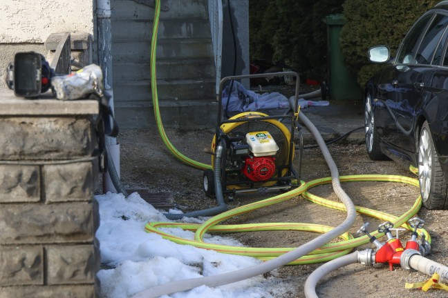 Person bei Brand in einem Wohnhaus in Bad Hall von Feuerwehr �ber Balkon ins Freie gerettet