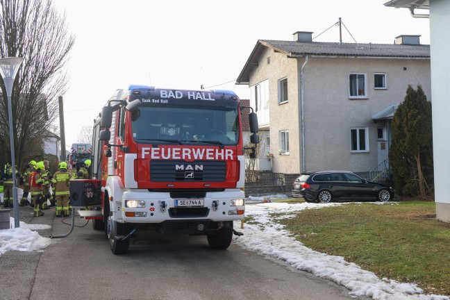 Person bei Brand in einem Wohnhaus in Bad Hall von Feuerwehr �ber Balkon ins Freie gerettet