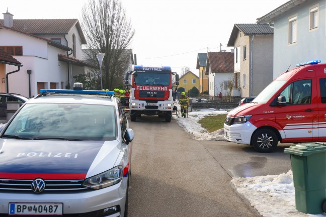 Person bei Brand in einem Wohnhaus in Bad Hall von Feuerwehr �ber Balkon ins Freie gerettet