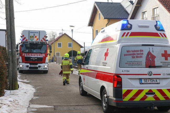 Person bei Brand in einem Wohnhaus in Bad Hall von Feuerwehr �ber Balkon ins Freie gerettet