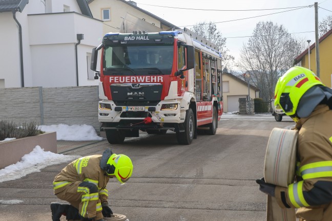 Person bei Brand in einem Wohnhaus in Bad Hall von Feuerwehr �ber Balkon ins Freie gerettet