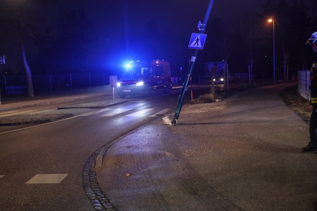 Stra�enbeleuchtung touchiert: Feuerwehr musste in Wels-Pernau Lichtmast mittels Kran umlegen