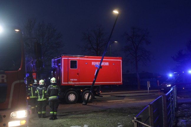 Stra�enbeleuchtung touchiert: Feuerwehr musste in Wels-Pernau Lichtmast mittels Kran umlegen