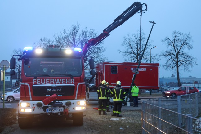 Stra�enbeleuchtung touchiert: Feuerwehr musste in Wels-Pernau Lichtmast mittels Kran umlegen