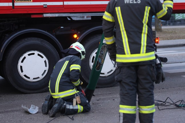 Stra�enbeleuchtung touchiert: Feuerwehr musste in Wels-Pernau Lichtmast mittels Kran umlegen