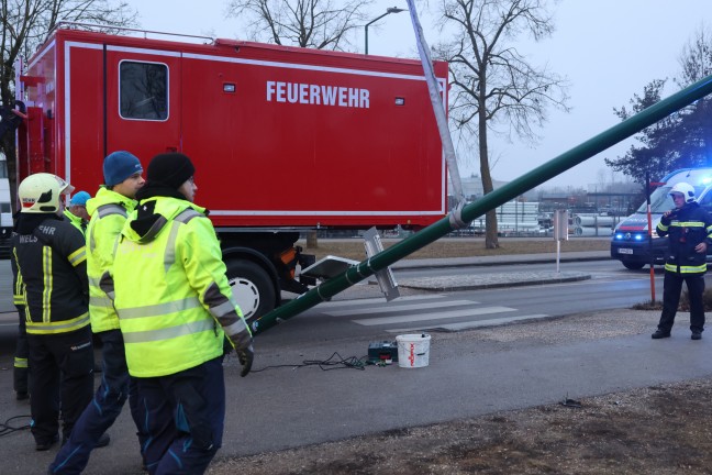 Stra�enbeleuchtung touchiert: Feuerwehr musste in Wels-Pernau Lichtmast mittels Kran umlegen